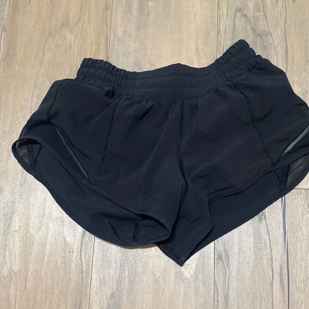 Black Lululemon Hotty Hot Low-Rise Lined Shorts 2.5" size 2